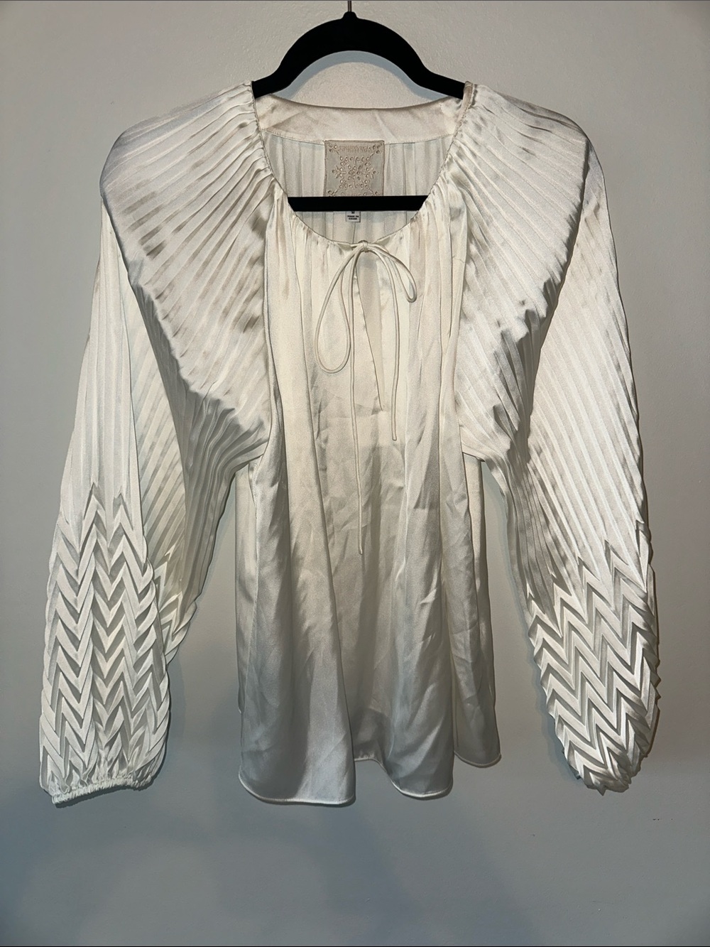 JOHNNY WAS Gemma Pleated Blouse Solid White Long Sleeve V Neck Medium